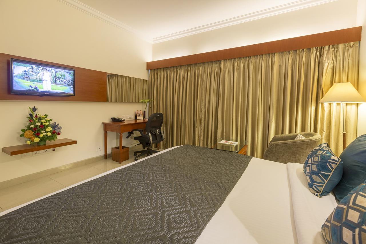 Hotel Naveen Lakeside Hubli Exterior foto